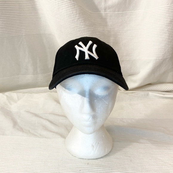New Era Curved Brim Youth New York Yankees MLB Black Cap - Picture 5 of 14
